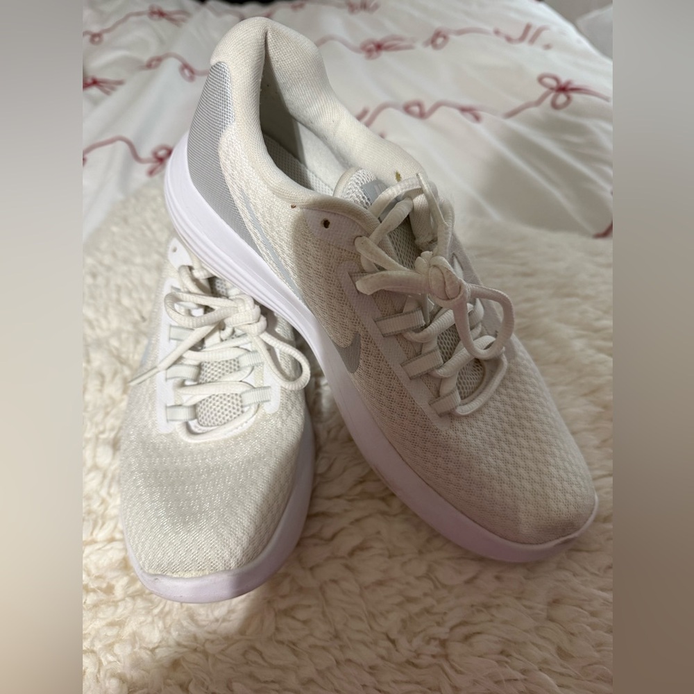 Nike Lightweight Women's Running Shoes - White